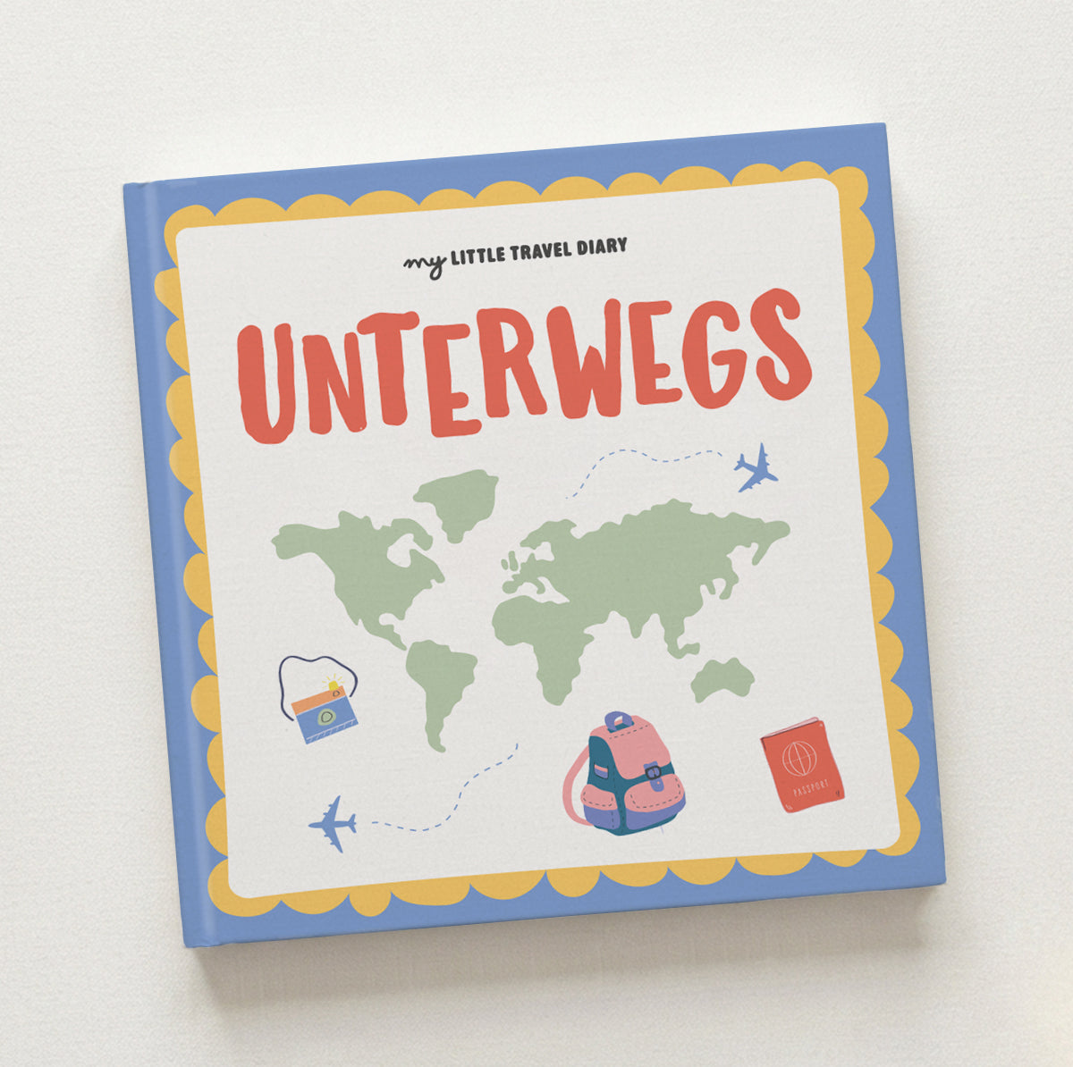 Unterwegs Reisetagebuch für Kinder – Cover mit Weltkarte, Rucksack und Reisepass